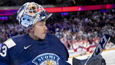 Emil Larmi ser fundersam ut.