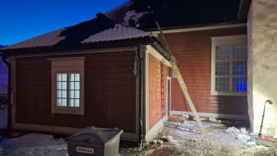 Kyrkbyggnad med brandstege.