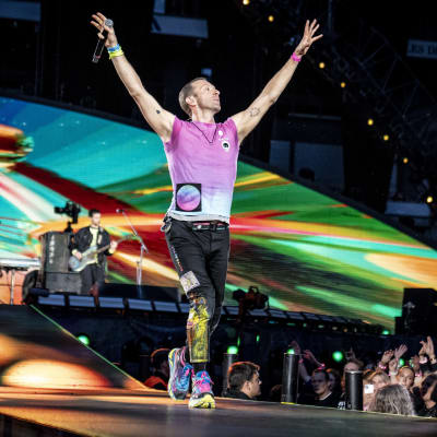 Chris Martin på scen tillsammans med de övriga medlemmarna i Coldplay.
