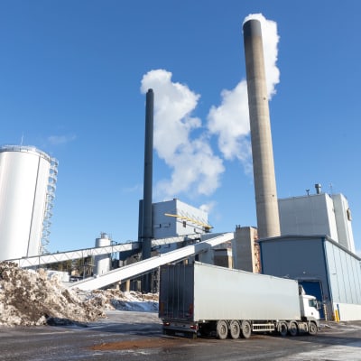 Venäläinen rekka Kuopion energian Haapaniemen laitoksella.