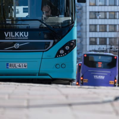 Linja-autoja odottamassa pysäkillä Kuopiossa.