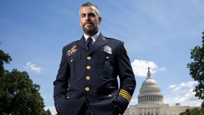 Poliisi Michael Fanone kongressitalon edustalla. 