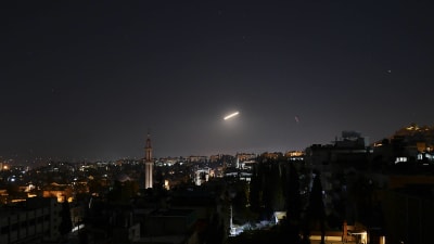 Syriskt luftvärn i Damaskus avfyrade tidigt i går morse luftvärnsmissiler mot inkommande israeliska missiler.