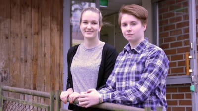 Eira Aalto och Sara Vanin går i Karis-Billnäs gymnasium.