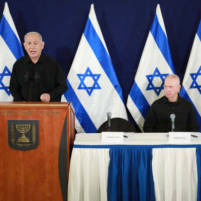 Benjamin Netanjahu, Joav Gallant ja Benny Gantz håller presskonferens.