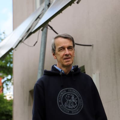 Martin Hundhausen står framför sina solpaneler.