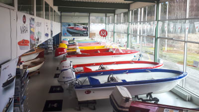 En utställningshall full med motorbåtar.