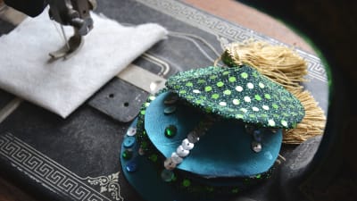Tassels, tyg som täcker bröstvårtan, på en symaskin.