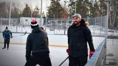 Män spelar ishockey.