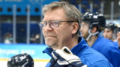 Jukka Jalonen står i båset och coachar.