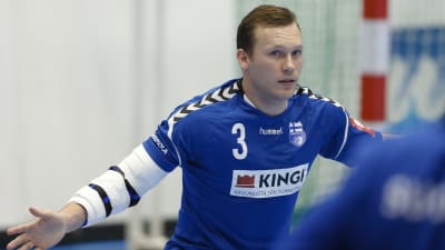 Handbolllandslagets Miro Koljonen försvarar i VM-kvalmatchen mot Cypern.