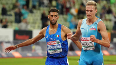 Ahmed Abdelwahed springer bredvid Topi Raitanen.