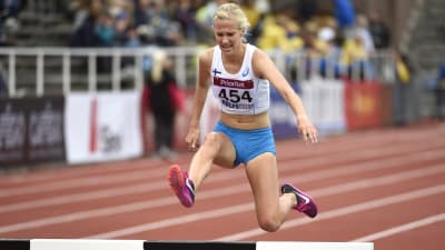 Camilla Richardsson hoppar över ett hinder.