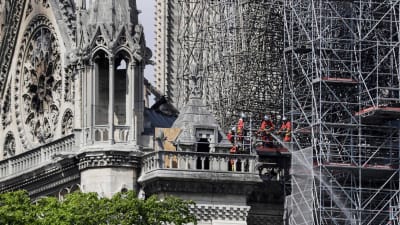Brandmän på Notre Dames tak.