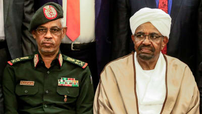 Det här fotot togs så sent som den 14 mars. Till höger Sudans numera störtade president Omar al-Bashir, till vänster hans förre vice president och försvarsminister, generallöjtnant Awad Mohammed Ibn Ouf. 