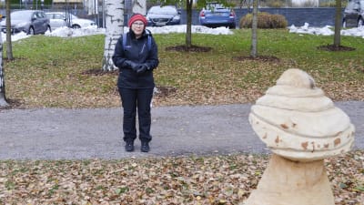 Tuula brandt ser på en svampskultpur i trä