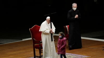 Påven Franciskus och barn på långfredagen 2.4.2021