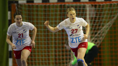 HIFK:s Johanna Hilli jublar efter att hon gjort ett mål i cupsemifinalen mot Dicken-