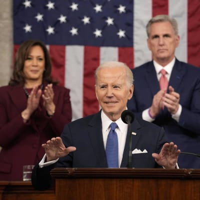 Joe Biden talar i USA:s kongress, Kamala Harris och Kevin McCarthy står bakom honom och klappar.