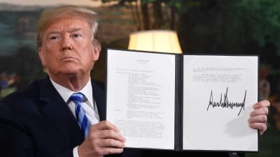 Donald Trump skriver under ett beslut som återinför alla sanktioner mot Iran. 