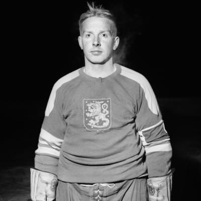 Suomalainen jääkiekkoilija Yrjö Hakala Leijona-paidassa vuonna 1959.