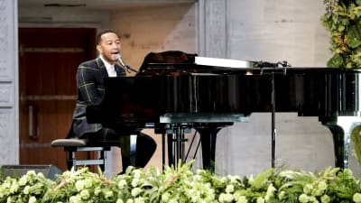 John Legend uppträder under Nobelceremonin i Oslo.