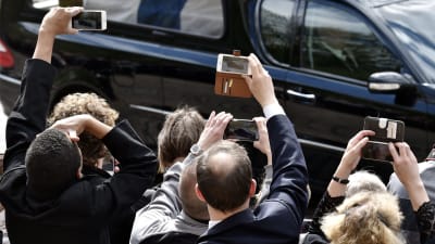 Många ville ta bilder av begravningsföljet i Helsingfors den 25 maj 2017.