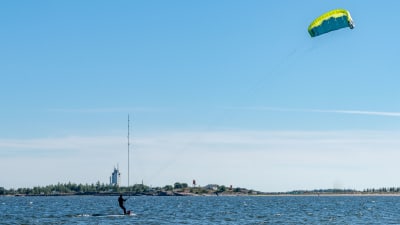 Kitesurfare utanför Hangö