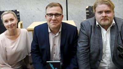 Salla Vuorikoski ,Jussi Eronen och Jarno Liski vid publiceringen av Ylegate.