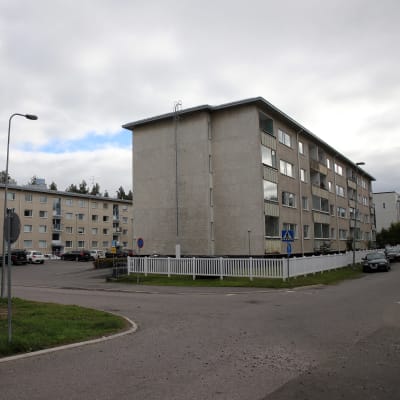 Kuvassa kaksi 1960-luvun kerrostaloa Rovaniemellä