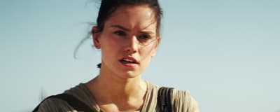 Daisy Ridley som rollfiguren Rey i filmen Star Wars: The Force Awaken.