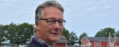 Man i en hamn