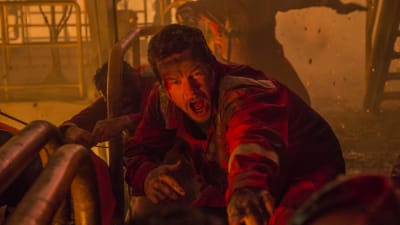 Mike (Mark Wahlberg) försöker fly undan då oljeplattformen brinner.