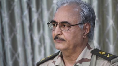 Ex-generalen Khalifa Haftar har utnämnt sig själv till överbefälhavare för regeringsstyrkorna men islamisterna befarar att han försöker bli en ny auktoritär ledare som Muammar Ghadafi