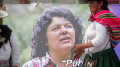 Medlemmar av nätverket för ursprungsbefolkningen i Latinamerika sörjer mordet på Berta Cáceres i mars