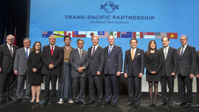 Delegater poserar efter att TPP-avtalet undertecknats.