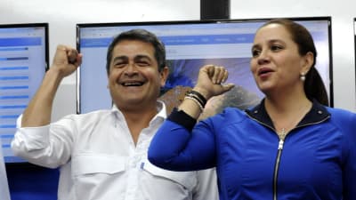 Honduras president Juan Orlando Hernándes firar vad han uppger är en valseger med sin fru Ana Garcia de Hernándes.