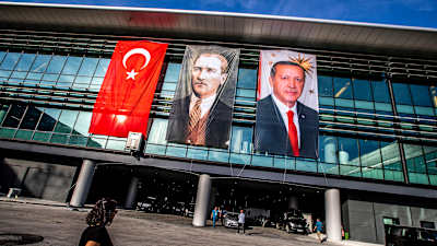 Porträtt av president Recep Tayyip Erdoğan och Turkiets landsfader Mustafa Kemal Atatürk på terminalväggen på Istanbuls nya flygplats.