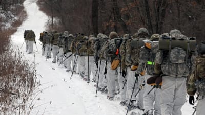 Amerikanska soldater övar sig på att verka i kallare klimat och snö.