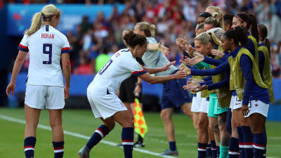 Carli Lloyd firar ett mål med lagkamrater.