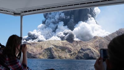 Turister fotograferade utbrottet på White Island (Whakaari) den 9 december i fjol. 
