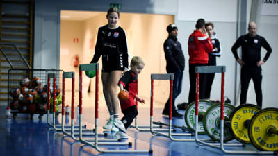 Nico Rönnbergs son Dominic leker med Andreas Rönnbergs dotter Lycke på BK-46 träningar i januari 2021.