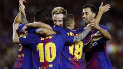Lionel Messi firas efter hattrick mot Espanyol.
