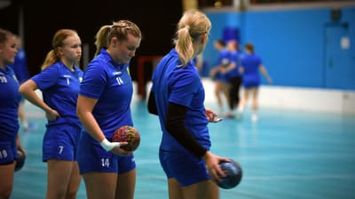 Rebecca Lönnqvist (nr 14) på KyIF:s träningar, november 2020.
