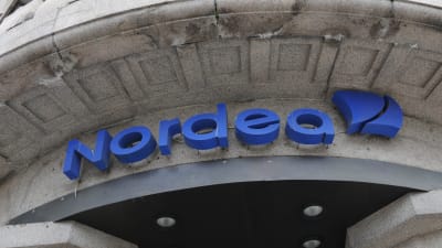 Nordeas blåa logga på ett stenhus.