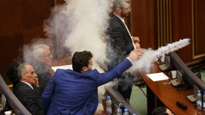 Oppositionsledamot slänger tårgas i Kosovos parlament 