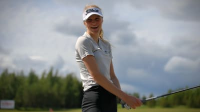 Mia Åstrand spelar golf.
