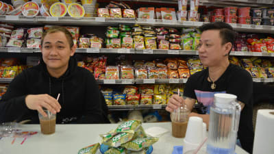Kiên Pham och Duong The- Vinh dricker iskaffe på café.