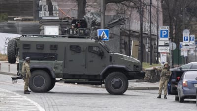 Ett militärt fordon och två soldater parkerade på en gata i Ukrainas huvudstad Kiev.