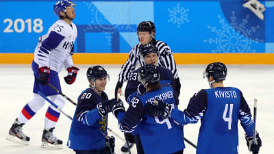 Finlands hockeyherrar jublar över mål mot Sydkorea.